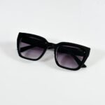 Elegant Women’s Black Oversized Sunglasses – Model 5535 DC